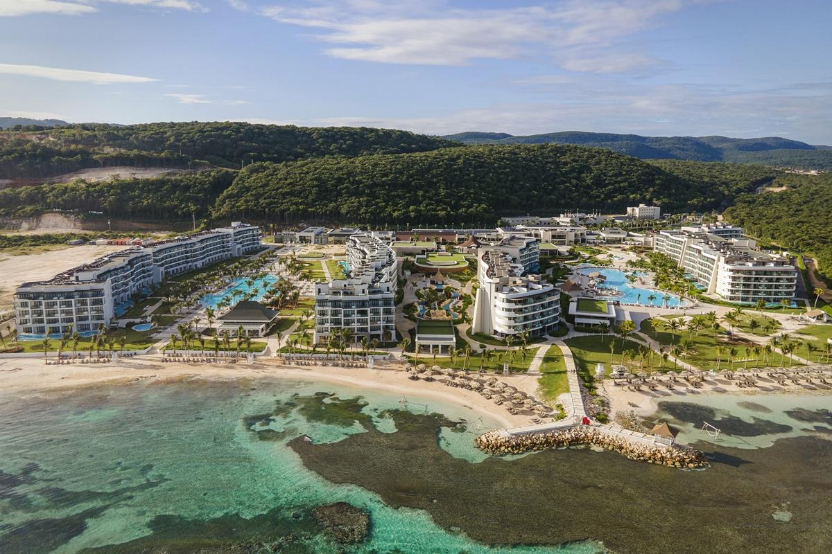 Hotel Ocean Eden Bay (Adults Only) Spring Rises Zewnętrze zdjęcie Aerial view of the resort
